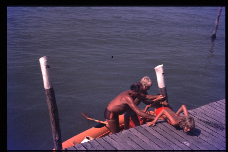 07.Bibione jul 1975 Brigitte,Marion,Peter.JPG